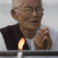 Yangon: Prière à l'intérieur de la pagode de Shwedagon