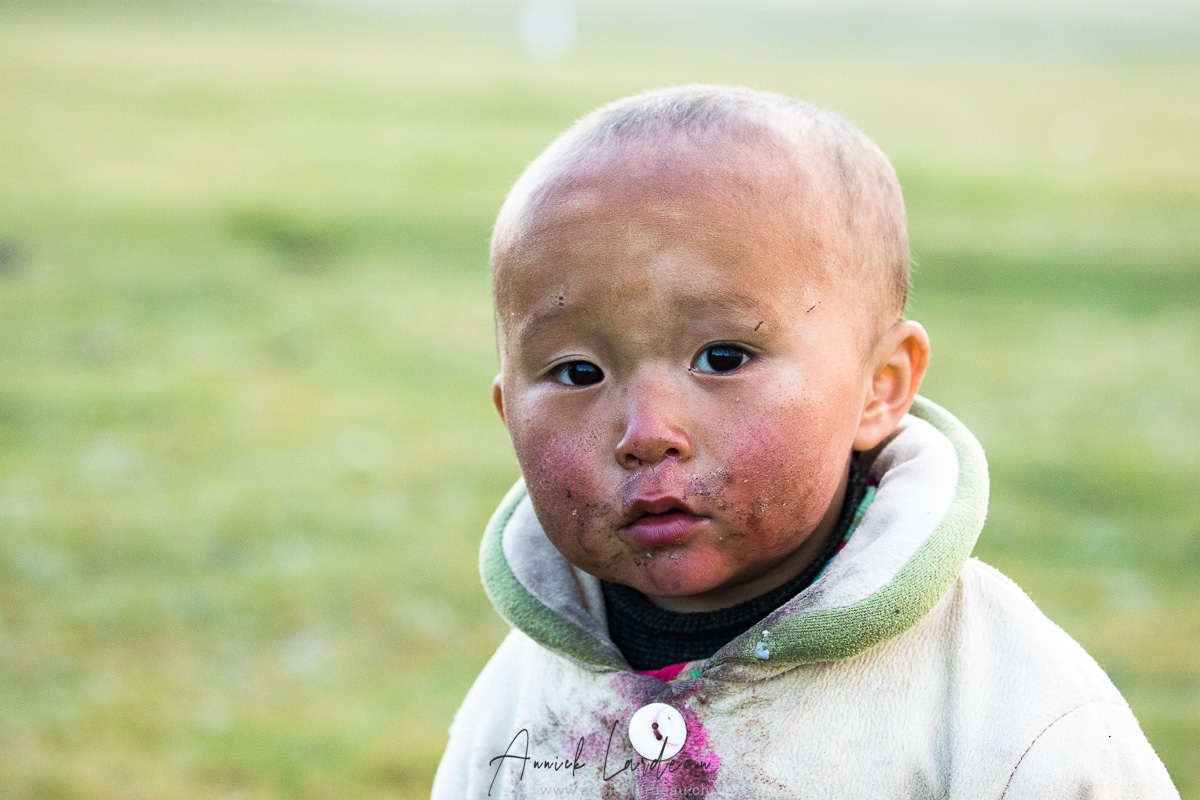 Plateau de Son Kul: portrait d'enfant nomade