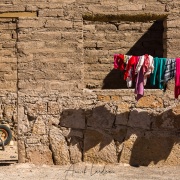 Bolivie: linge séchant devant une habitation en construction
