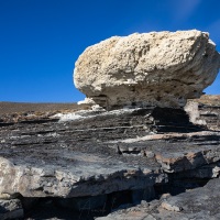 Lac Sarmiento: thrombolites. Les conditions nécessaires pour leur création sont un équilibre parfait entre conditions climatiques, niveaux alcalins de l’eau et microfaune