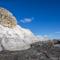 Lac Sarmiento: thrombolites. Les conditions nécessaires pour leur création sont un équilibre parfait entre conditions climatiques, niveaux alcalins de l’eau et microfaune