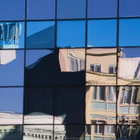 Chili, Punta Arenas: Reflets dans les vitres de l'hôtel Dreams del Estretcho