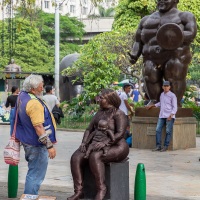 Medellin,place Botero: fausse et vraie statue de l'artiste