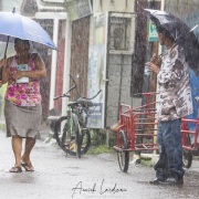 Scène de rue sous la pluie tropicale