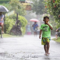 Scène de rue sous la pluie tropicale