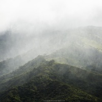 Paysage de montagne sous la pluie