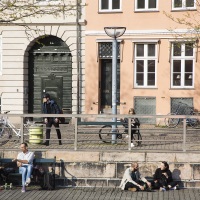 Profiter du soleil au bord d'un canal, Copenhague