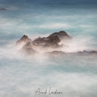 Rochers partiellement immergés