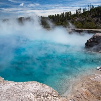 Parc Yellowstone: Excelsior geyser crater. Plus l'eau esst chaude plus elle est libre de microorganismes et donc transparente