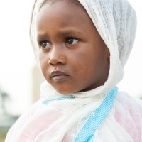 Enfant à proximité de l'église orthodoxe