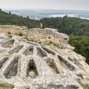 Tombes danas l'abbaye troglodyte de Roman, Beaucaire