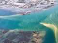 Survol en ULM: parcs à huitres bien visibles dans le bassin d'Arcachon à marée basse