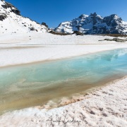Lac Giaset en phase de dégel, Savoie