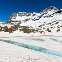 Lac Giaset en phase de dégel, Savoie