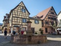 Riquewihr: fontaine et maison à colombages
