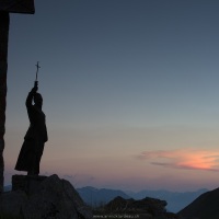 Statue de l'abbé Pierre chanoux devant sa chapelle, col du petit Saint-Bernard