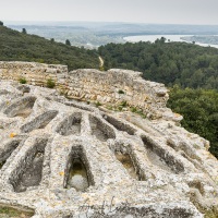 Tombes danas l'abbaye troglodyte de Roman, Beaucaire