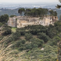 Abbaye troglodyte de Roman, Beaucaire: Vue depuis le massif de l'Aiguille