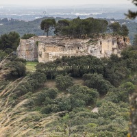 Abbaye troglodyte de Roman, Beaucaire: Vue depuis le massif de l