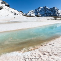 Lac Giaset en phase de dégel, Savoie