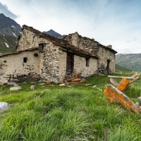 Ruines dans un alpage, Savoie