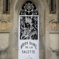 Cité médiévale de Crémieu: Basilique Notre Dame de la Salette