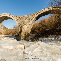 Pont de pierre à 3 arches dans les Zagoria