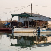 Petit port de pêche dans le delta de l'Axos