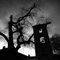 Clocher de village à la tombée de la nuit