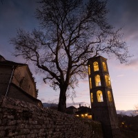 Clocher de village à la tombée de la nuit