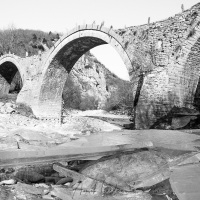 Pont de pierre à 3 arches dans les Zagoria