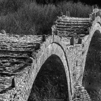 Pont de pierre à 3 arches dans les Zagoria