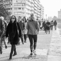 Un dimanche matin le long du port de Thessalonique avec la tour blanche en fond