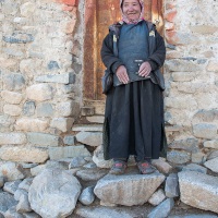 Femme ladakhi devant sa maison
