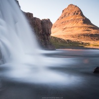 Cascade et montagne de Kirjufell, Péninsule de Snæfellsnes