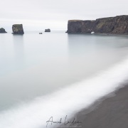 plage de sable noir sur la péninsule de Dyrhólaey