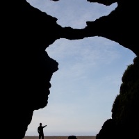 Vue depuis l'intérieur d'une grotte de lave