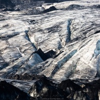 Langue de glacier  couverte de suie d'éruptions volcaniques