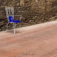 San Gimignano: chaise solitaire dans une rue