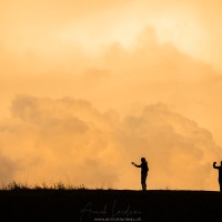 Selfies sur fond de ciel embrasé