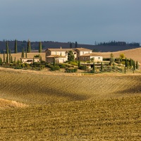 Val d'Orcia: hameau au milieu des labours