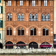 Pise: bâtiments le long de l'Arno