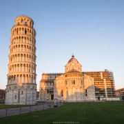 Pise: lever de soleil sur la cathédrale et le campanile