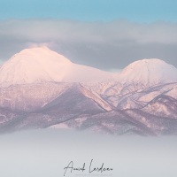 Montagnes enneigées et brume