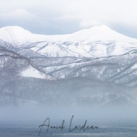 Paysage enneigé et brume