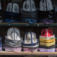 Stand de chapeaux traditionnels kirghizes