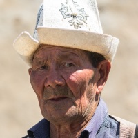 Homme portant un chapeau traditionnel kirghize