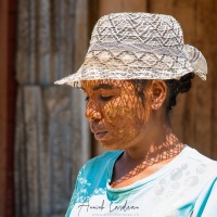 Portrait de jeune femme avec masque de Masonjoany