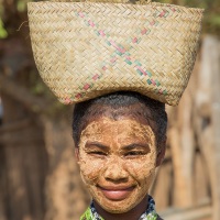 Portrait de jeune femme avec un masque de Masonjoany