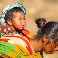 Jeune fille malgache avec un enfant